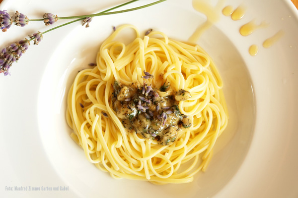 Linguine mit Ahornsirup-Sahne und Lavendelblüten