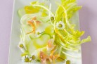 Löwenzahnsalat mit Fenchel, Forelle und Gänseblümchen